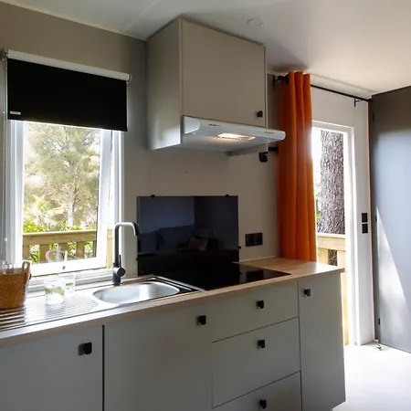 Caledonia 4*
